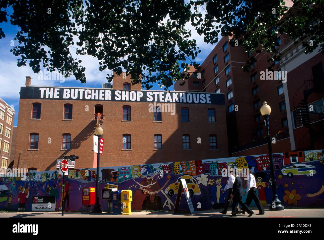 Geschäftsleute, die am Wandgemälde am West End District Dallas Texas, USA vorbeigehen Stockfoto