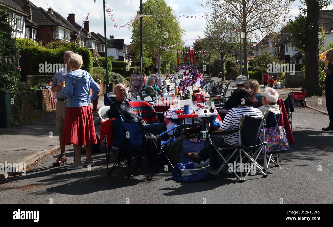 Die Leute essen und trinken auf der Street Party, die König Karl III. Krönung Surrey England feiert Stockfoto