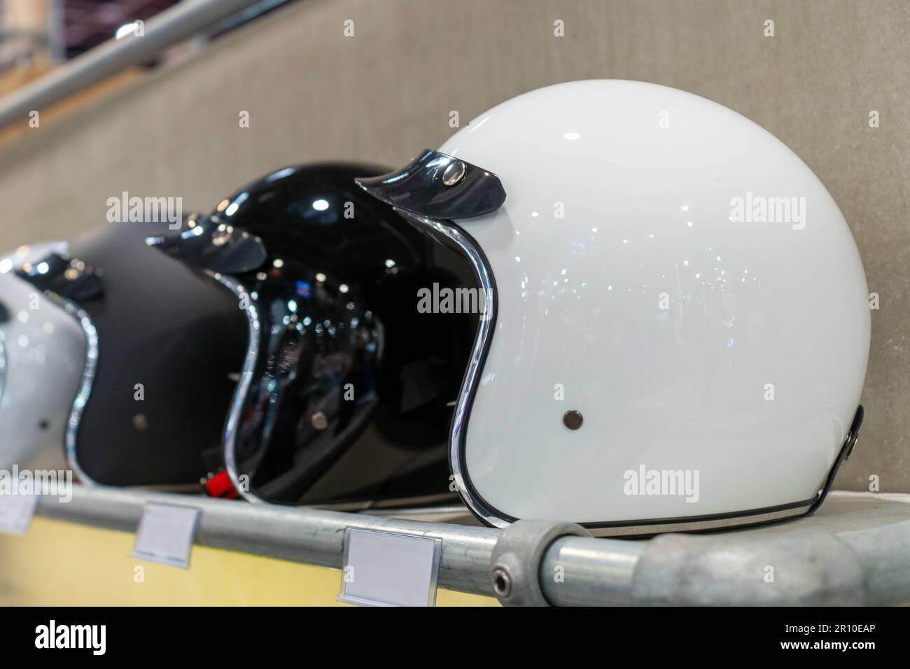 Klassischer Motorradhelm in Schwarz und Weiß Stockfoto