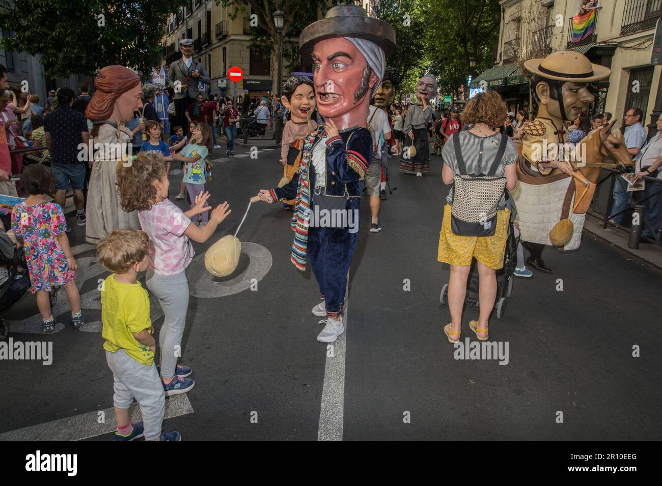 Eine Parade zum Vergnügen von Jung und Alt, bestehend aus Riesen und Großköpfen, die zum Klang der Dulzaina und der Tamboril getanzt haben. Die größeren und symbolträchtigeren Charaktere Madrids haben die Festlichkeiten von San Isidro erhellt: Die Chulapos Julián und Maripepa, Alfonso VI, La Latina, der Bürgermeister von Móstoles, Manolita Malasaña, Muhammad I und La Arganzuela. Die Tour war in den zentralen Straßen von Madrid, vom Museum der Künste und Traditionen von Madrid, Calle Carlos Arniches, Plaza del General, Vara de Rey, Calle de las Amazonas, Plaza del Cascorro, Calle de los Estudios, Calle Tol Stockfoto