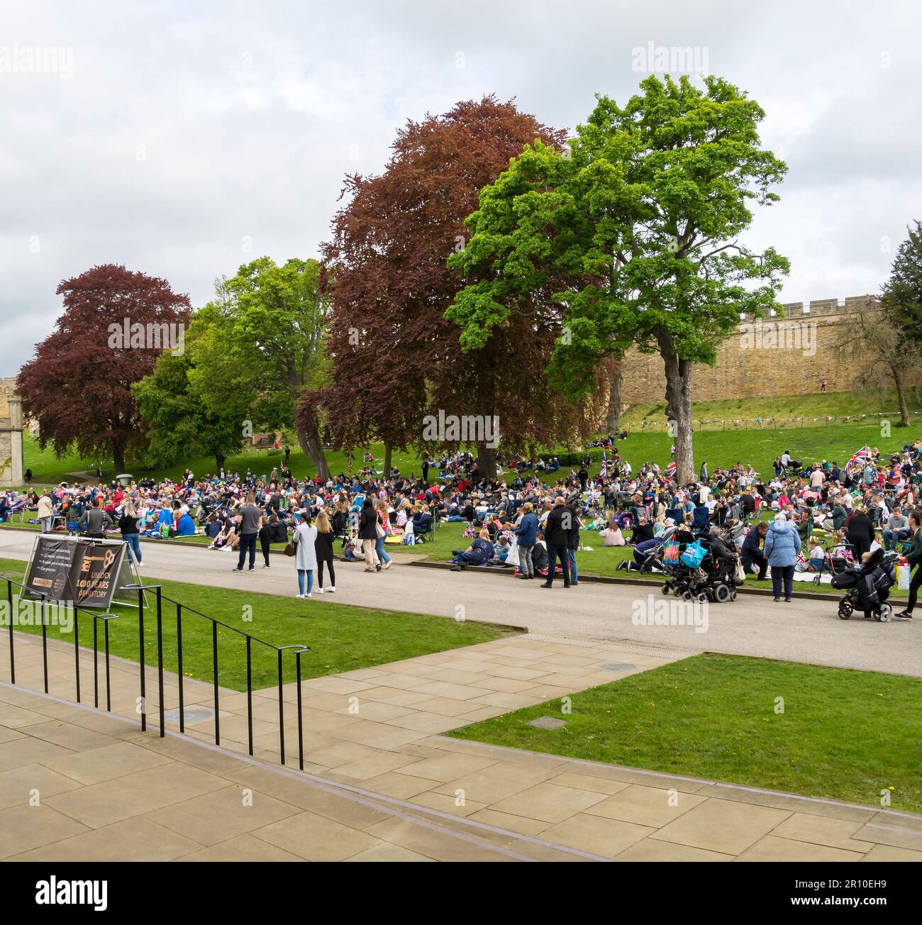 Auf dem Gelände der Burg versammelten sich Menschen, um König Karl III. Krönung im Großbildfernseher zu sehen, 6. Mai 2023, Lincoln City, Lincolnshire, England, Stockfoto