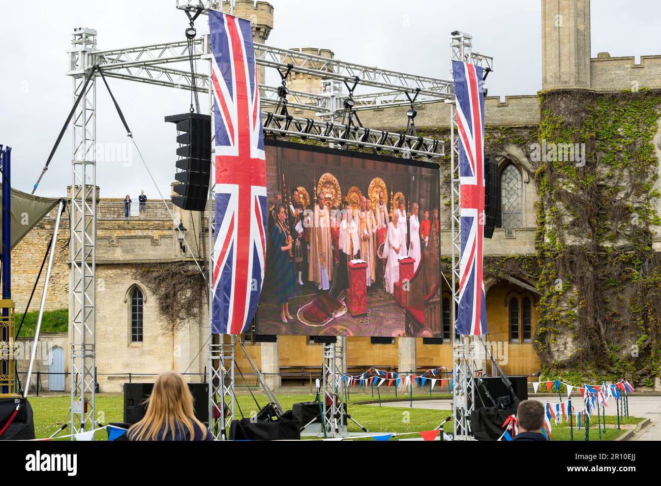 King Charles III und Queen Camilla während der Krönung im Großbildfernseher im Lincoln Castle, Lincoln City, Lincolnshire, England, Großbritannien. Stockfoto