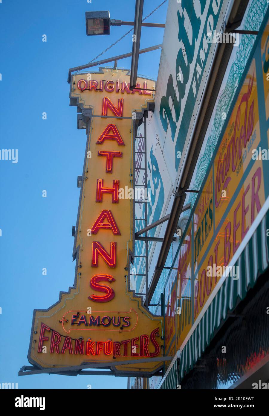 Schild an Nathan's berühmtem Restaurant auf Coney Island, NY Stockfoto