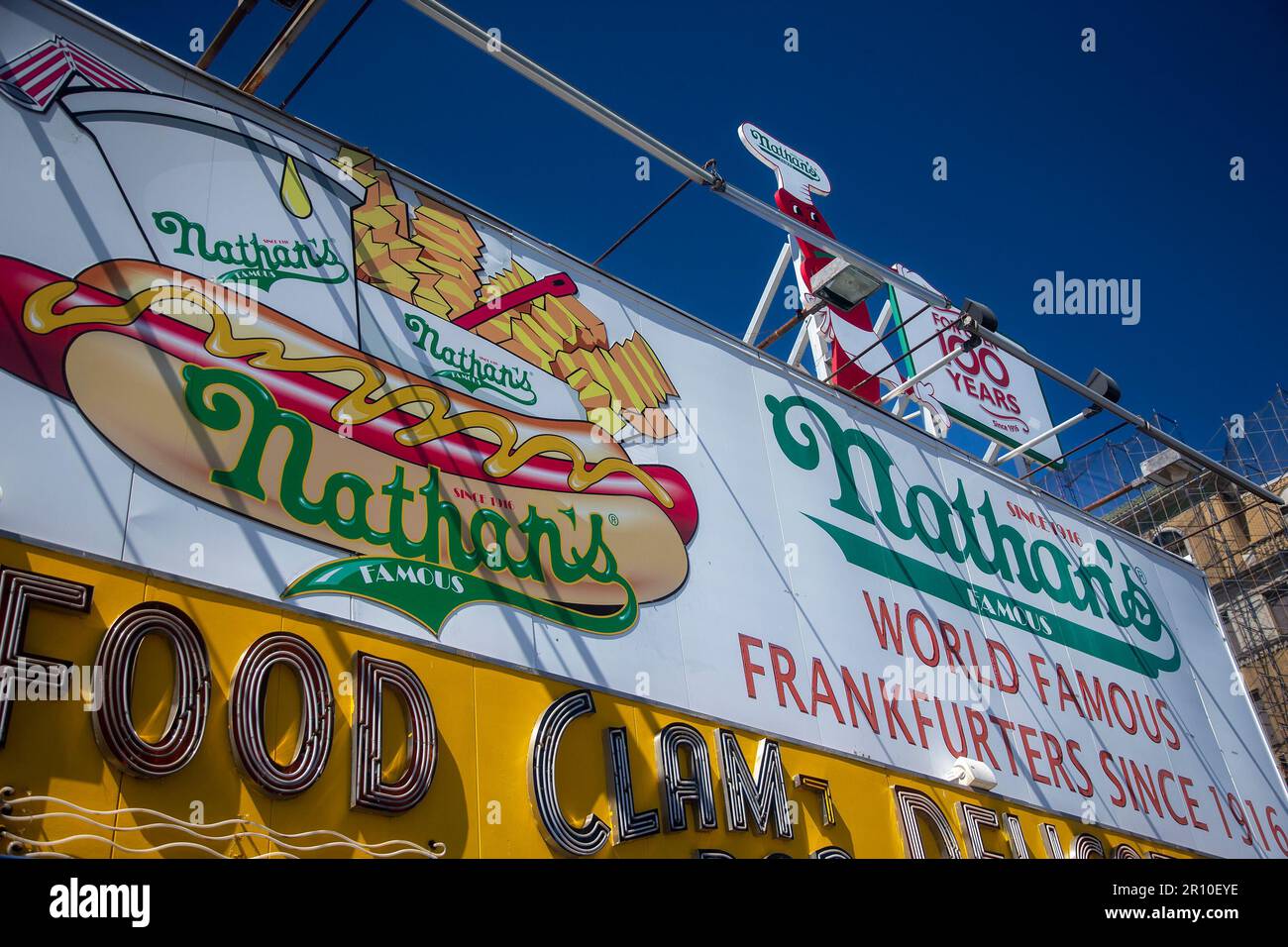 Schild an Nathan's berühmtem Restaurant auf Coney Island, NY Stockfoto