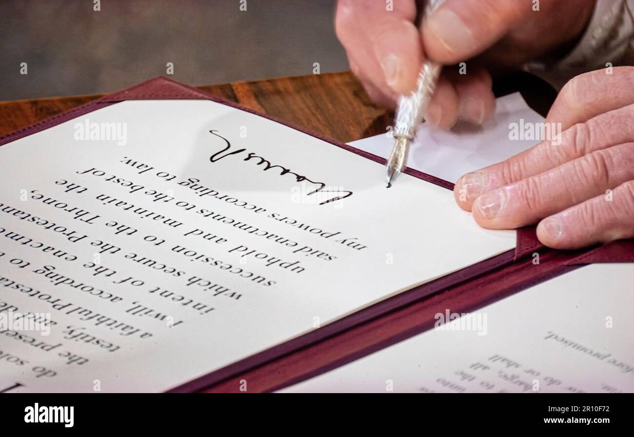 König Karl III. Unterschreibt den Krönungseid und verspricht, dem Volk zu dienen und nach dem Gesetz zu regieren. Die Krönungszeremonie in Westminster Abbey Westminster London, UK, Mai 6. 2023 Stockfoto