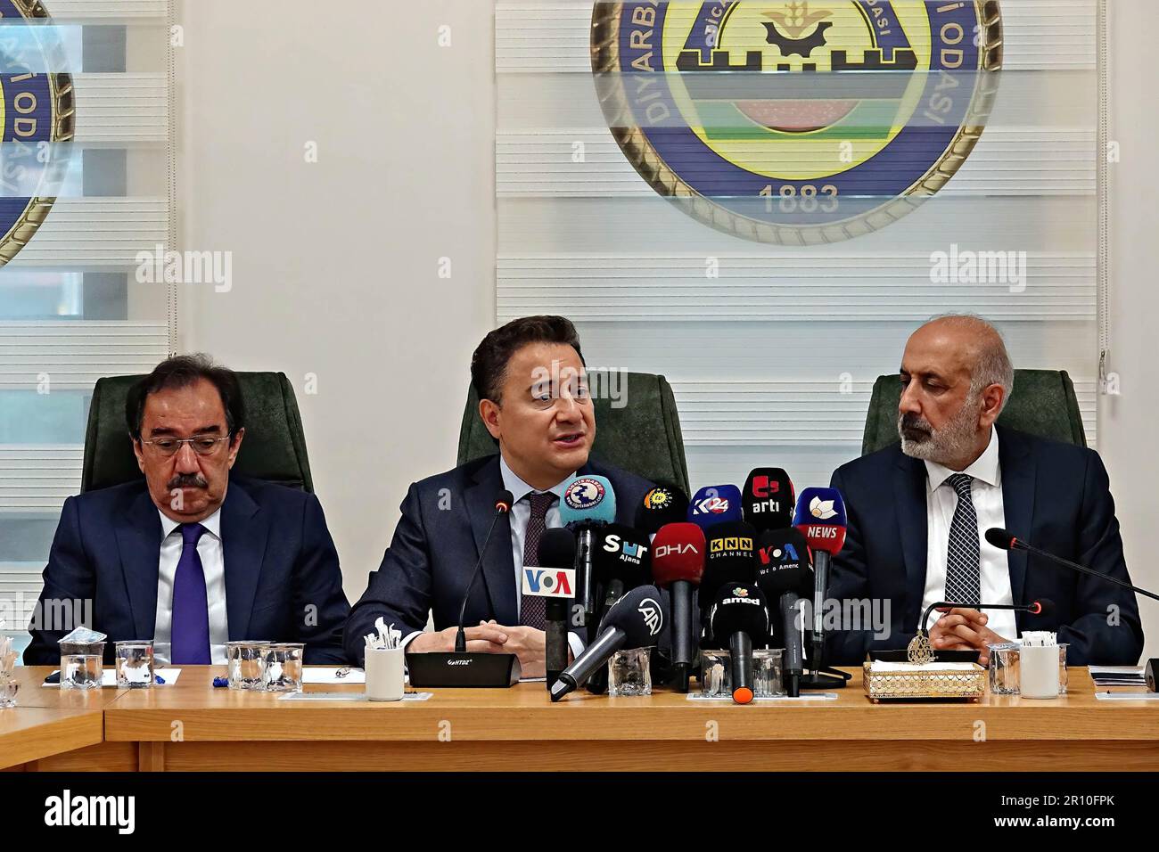 Ali Babacan, Vorsitzender der Partei für Demokratie und Fortschritt (DEVA), Präsident der Handels- und Industriekammer von Diyarbakir, Mehmet Kaya (R), und DER Parlamentskandidat DER DEVA-Partei Diyarbakir, Ali Ihsan Merdanoglu (L), bei der Sitzung anwesend. Ali Babacan, Vorsitzender der Partei für Demokratie und Fortschritt (DEVA) und Vizepräsident der Türkei, traf sich mit Mitgliedern des Stadtrats von Diyarbakir und erhielt Informationen über die Probleme der Stadt. Ali Babacan, der 13 Jahre lang unter der AKP-Regierung als Minister diente, aber 2019 von seiner Partei zurücktrat, nimmt an der BL Teil Stockfoto