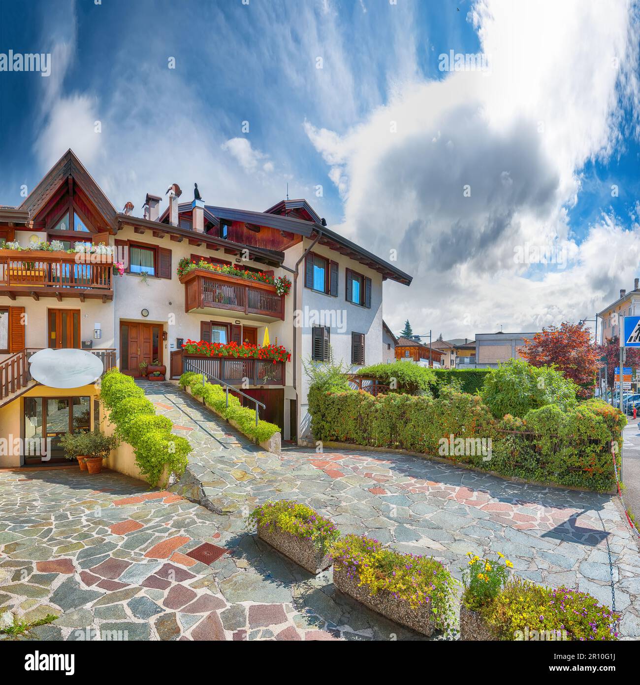 Tolle Aussicht auf traditionelle alpine Häuser mit Blumen auf dem Balkon der Stadt Cles. Standort: Cles, Region Trentino-Südtirol, Italien, Europa Stockfoto