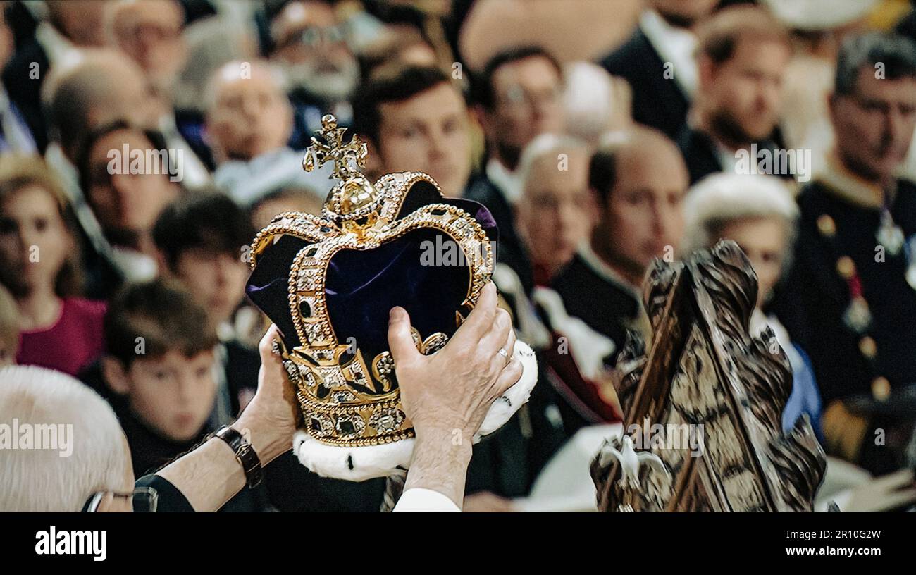 König Karl III. Krönung der Krone, mit der Krone von St. Edward wird von Erzbischof Justin Welby in Westminster Abbey hoch gehalten, während König Charles III. Im Krönungsstuhl sitzt Westminster London UK St Edwards Krone ist das Herzstück der Kronjuwelen des Vereinigten Königreichs. Benannt nach Saint Edward, dem Konfessor, wurden Versionen des Ortes seit dem 13. Jahrhundert traditionell verwendet, um englische und britische Monarchen bei ihren Krönungen zu krönen. Stockfoto