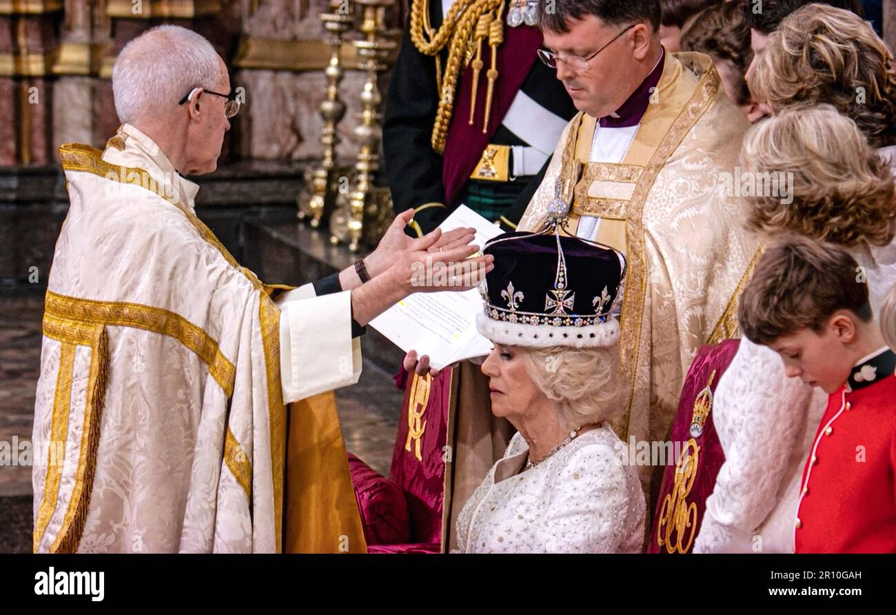 Königin Camilla Krönung 2023 gekrönt mit der Krone der Königin Mary und der Königin Camilla, ist es eine Gemahlin-Krone, die 1911 für die britische Königin Mary of Teck hergestellt und später von Königin Camilla verwendet wurde. Sie ist Teil der Kronjuwelen des Vereinigten Königreichs. Es wurde zur Krönung von Königin Camilla bei ihrer Krönung mit König Karl III. Am 6. Mai 2023 durch den Erzbischof von Cantebury Justin Welby verwendet. Westminster Abbey Westminster London UK Stockfoto