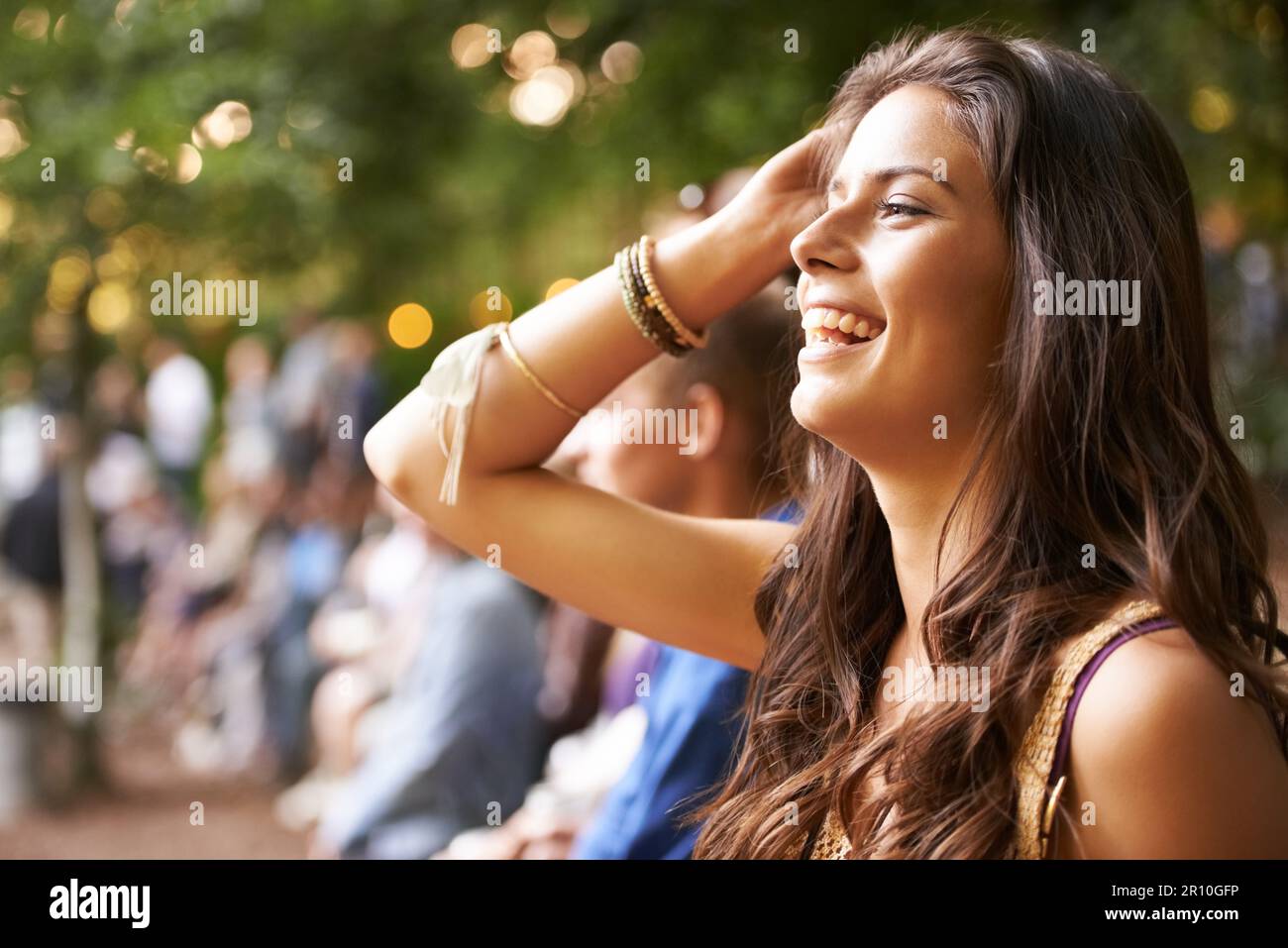 Ich liebe es. Eine hübsche junge Frau, die die Live-Auftritte auf einem Musikfestival sieht. Stockfoto