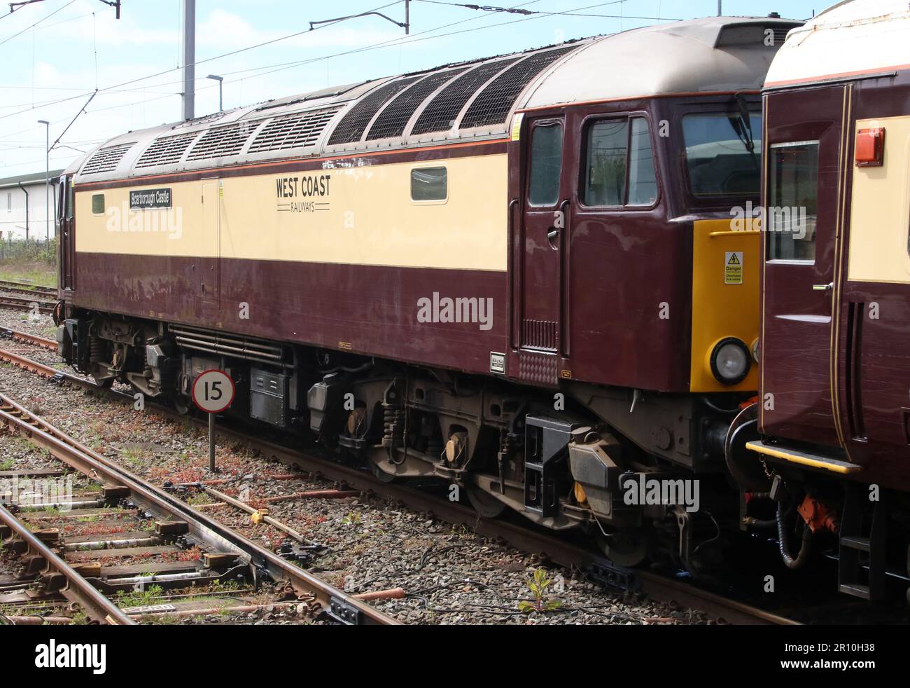 West Coast Railways Klasse 57 Diesel-Elektro Loco 57313, Scarborough Castle, hinter Northern Belle, leere Bestandsbewegung Carnforth, 10. Mai 2023. Stockfoto