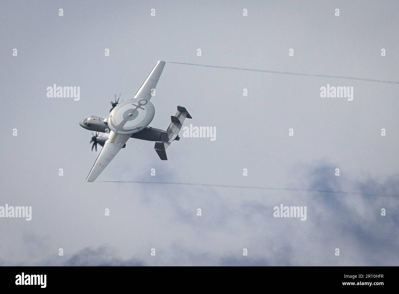 Die französische Marine Rafales startete und die französische Marine Grumman E-2C Hawkeye landete auf der RAF Lossiemouth als Teil von Ex FORMIDABLE Shield. Aufgenommen am 9/5/23. Stockfoto