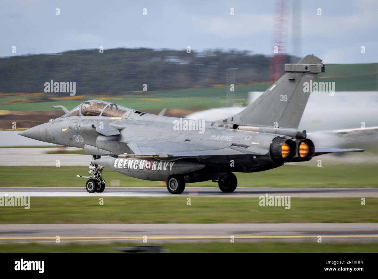 Die französische Marine Rafales startete und die französische Marine Grumman E-2C Hawkeye landete auf der RAF Lossiemouth als Teil von Ex FORMIDABLE Shield. Aufgenommen am 9/5/23. Stockfoto