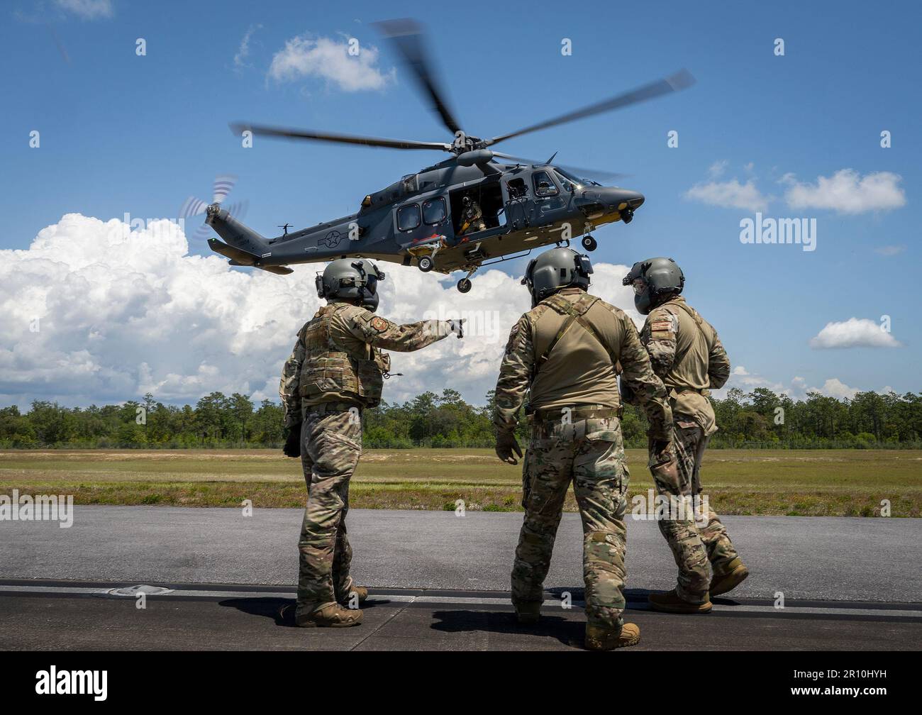 Air Force Global Strike Command, Einheit 7 Special Mission Piloten sprechen über ihre Verfahren vor einer MH-139A Grey Wolf-Hebeoperation am 26. April auf dem Eglin Air Force Base, Florida. Das Flugzeug hat seinen ersten Live-Hebetest erfolgreich abgeschlossen, bei dem die SMA über den massiven Walddurchdringer und die Rettungsleine angehoben wurden. Das 413. Flugtestgeschwader und Detective. 7 arbeitete zusammen, um einen weiteren Meilenstein für den neuesten Hubschrauber der Air Force zu erreichen. (USA Air Force Photo/Samuel King Jr.) Stockfoto