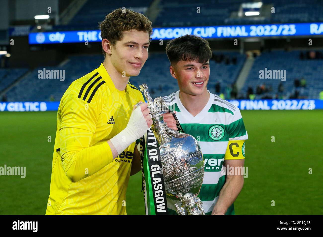 Glasgow, Großbritannien. 10. Mai 2023. Das Finale des City of Glasgow Cup wurde im Ibrox Stadion zwischen dem Rangers FC B Team und dem Celtic B Team gespielt. Nach der Vollzeit lag das Ergebnis bei 3 - 3 und das Spiel ging zu Elfmetern. Nach 14 Elfmetern gewann Celtic 4 - 3 und eine aufregende Schießerei. Corrie Thomson, Celtic Nummer 15, erzielte den letzten Elfmeter. Während des Spiels traf Adam Brppks, Celtic Nummer 9, 2goals. Rocco Vata, keltische Nummer 7, 1 Tor. Alex Lowry, Rangers Nummer 8, Penalty, Zak Lovelace Rangers Nummer 7 und Tony Weston Rangers Nummer 18. Kredit: Findlay/Alamy Live News Stockfoto