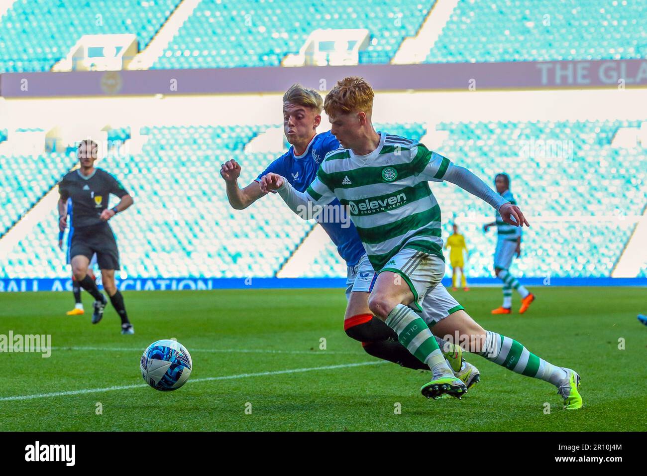 Glasgow, Großbritannien. 10. Mai 2023. Das Finale des City of Glasgow Cup wurde im Ibrox Stadion zwischen dem Rangers FC B Team und dem Celtic B Team gespielt. Nach der Vollzeit lag das Ergebnis bei 3 - 3 und das Spiel ging zu Elfmetern. Nach 14 Elfmetern gewann Celtic 4 - 3 und eine aufregende Schießerei. Corrie Thomson, Celtic Nummer 15, erzielte den letzten Elfmeter. Während des Spiels traf Adam Brppks, Celtic Nummer 9, 2goals. Rocco Vata, keltische Nummer 7, 1 Tor. Alex Lowry, Rangers Nummer 8, Penalty, Zak Lovelace Rangers Nummer 7 und Tony Weston Rangers Nummer 18. Kredit: Findlay/Alamy Live News Stockfoto