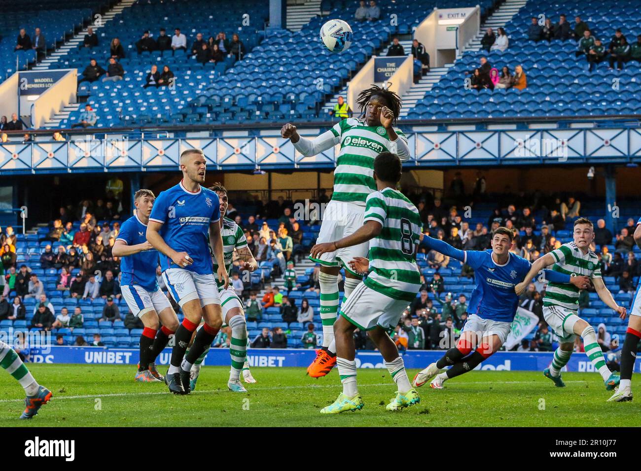 Glasgow, Großbritannien. 10. Mai 2023. Das Finale des City of Glasgow Cup wurde im Ibrox Stadion zwischen dem Rangers FC B Team und dem Celtic B Team gespielt. Nach der Vollzeit lag das Ergebnis bei 3 - 3 und das Spiel ging zu Elfmetern. Nach 14 Elfmetern gewann Celtic 4 - 3 und eine aufregende Schießerei. Corrie Thomson, Celtic Nummer 15, erzielte den letzten Elfmeter. Während des Spiels traf Adam Brppks, Celtic Nummer 9, 2goals. Rocco Vata, keltische Nummer 7, 1 Tor. Alex Lowry, Rangers Nummer 8, Penalty, Zak Lovelace Rangers Nummer 7 und Tony Weston Rangers Nummer 18. Kredit: Findlay/Alamy Live News Stockfoto