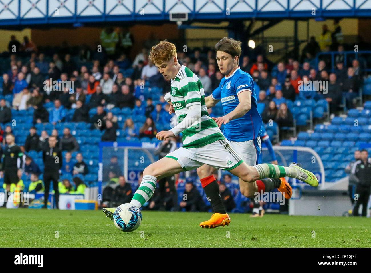 Glasgow, Großbritannien. 10. Mai 2023. Das Finale des City of Glasgow Cup wurde im Ibrox Stadion zwischen dem Rangers FC B Team und dem Celtic B Team gespielt. Nach der Vollzeit lag das Ergebnis bei 3 - 3 und das Spiel ging zu Elfmetern. Nach 14 Elfmetern gewann Celtic 4 - 3 und eine aufregende Schießerei. Corrie Thomson, Celtic Nummer 15, erzielte den letzten Elfmeter. Während des Spiels traf Adam Brppks, Celtic Nummer 9, 2goals. Rocco Vata, keltische Nummer 7, 1 Tor. Alex Lowry, Rangers Nummer 8, Penalty, Zak Lovelace Rangers Nummer 7 und Tony Weston Rangers Nummer 18. Kredit: Findlay/Alamy Live News Stockfoto