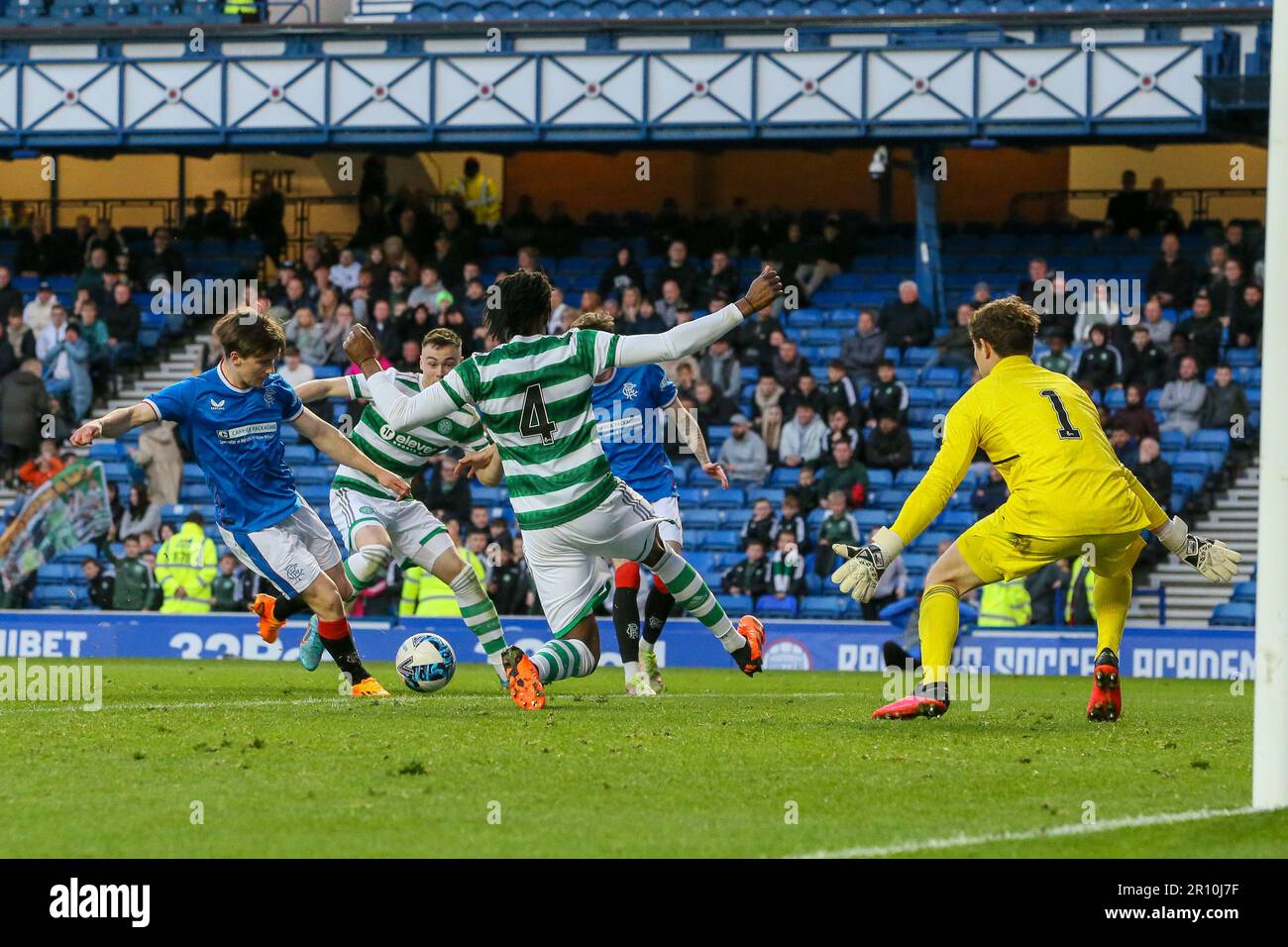 Glasgow, Großbritannien. 10. Mai 2023. Das Finale des City of Glasgow Cup wurde im Ibrox Stadion zwischen dem Rangers FC B Team und dem Celtic B Team gespielt. Nach der Vollzeit lag das Ergebnis bei 3 - 3 und das Spiel ging zu Elfmetern. Nach 14 Elfmetern gewann Celtic 4 - 3 und eine aufregende Schießerei. Corrie Thomson, Celtic Nummer 15, erzielte den letzten Elfmeter. Während des Spiels traf Adam Brppks, Celtic Nummer 9, 2goals. Rocco Vata, keltische Nummer 7, 1 Tor. Alex Lowry, Rangers Nummer 8, Penalty, Zak Lovelace Rangers Nummer 7 und Tony Weston Rangers Nummer 18. Kredit: Findlay/Alamy Live News Stockfoto