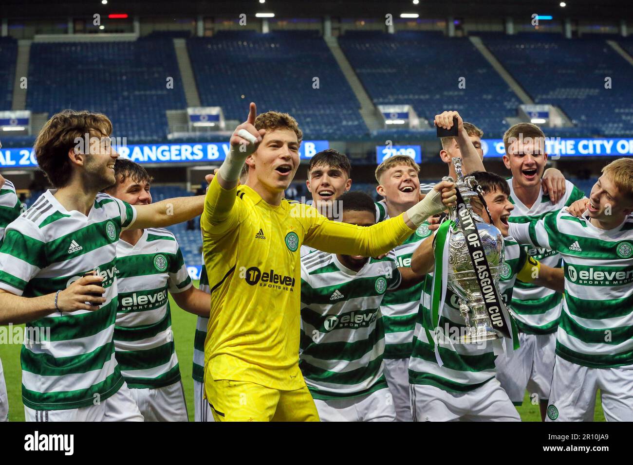Glasgow, Großbritannien. 10. Mai 2023. Das Finale des City of Glasgow Cup wurde im Ibrox Stadion zwischen dem Rangers FC B Team und dem Celtic B Team gespielt. Nach der Vollzeit lag das Ergebnis bei 3 - 3 und das Spiel ging zu Elfmetern. Nach 14 Elfmetern gewann Celtic 4 - 3 und eine aufregende Schießerei. Corrie Thomson, Celtic Nummer 15, erzielte den letzten Elfmeter. Während des Spiels traf Adam Brppks, Celtic Nummer 9, 2goals. Rocco Vata, keltische Nummer 7, 1 Tor. Alex Lowry, Rangers Nummer 8, Penalty, Zak Lovelace Rangers Nummer 7 und Tony Weston Rangers Nummer 18. Kredit: Findlay/Alamy Live News Stockfoto
