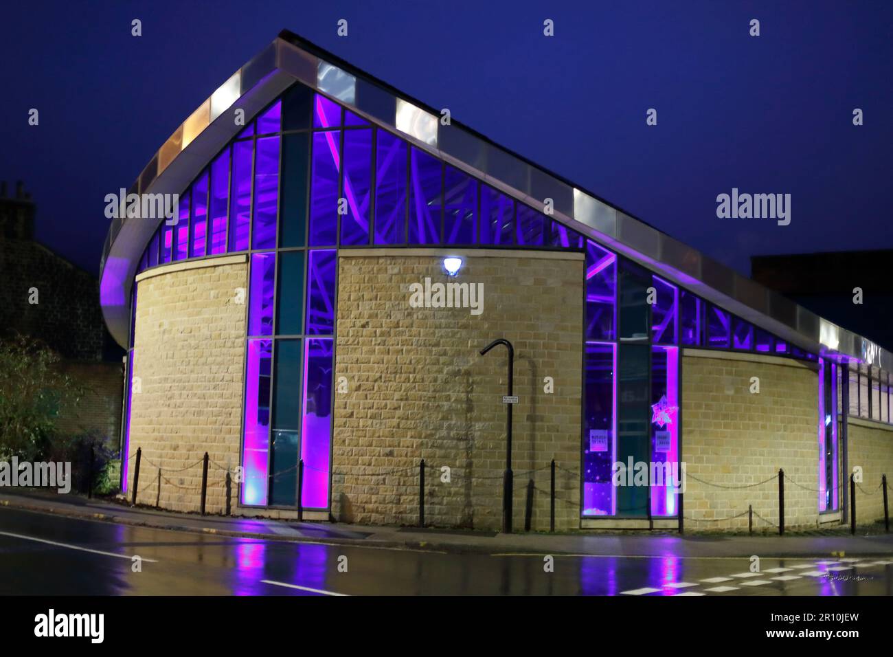 Otley Library an der Kreuzung von Charles Steet und Nelson Street LS21 1. In der Nacht, 24-12-2021 Stockfoto