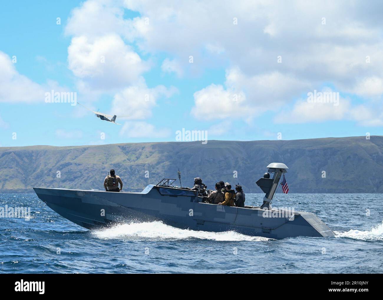 230503-N-GR718-1095 Naval Special Warfare-Betreiber an der Westküste beobachten, wie ein Puma RQ-20, ein unbemanntes, von Hand gestartetes, Nachrichtenerfassungsflugzeug, von einem Kampfschiff (Angriff) während der USA gestartet wird Das Problem der unbemannten Systembekämpfung der pazifischen Flotte (UxS IBP). UxS IBP 23 ist ein US-amerikanischer Markt Pacific Fleet Experiment, durchgeführt von U.S. 3. Fleet, Operationalisierung von Multi-Domain-Einsatz von unbemannten Systemen, um Flottenkriegsvorteile zu schaffen. (USA Marinebild von Mass Communication Specialist 1. Class Chelsea D. Meiller) Stockfoto