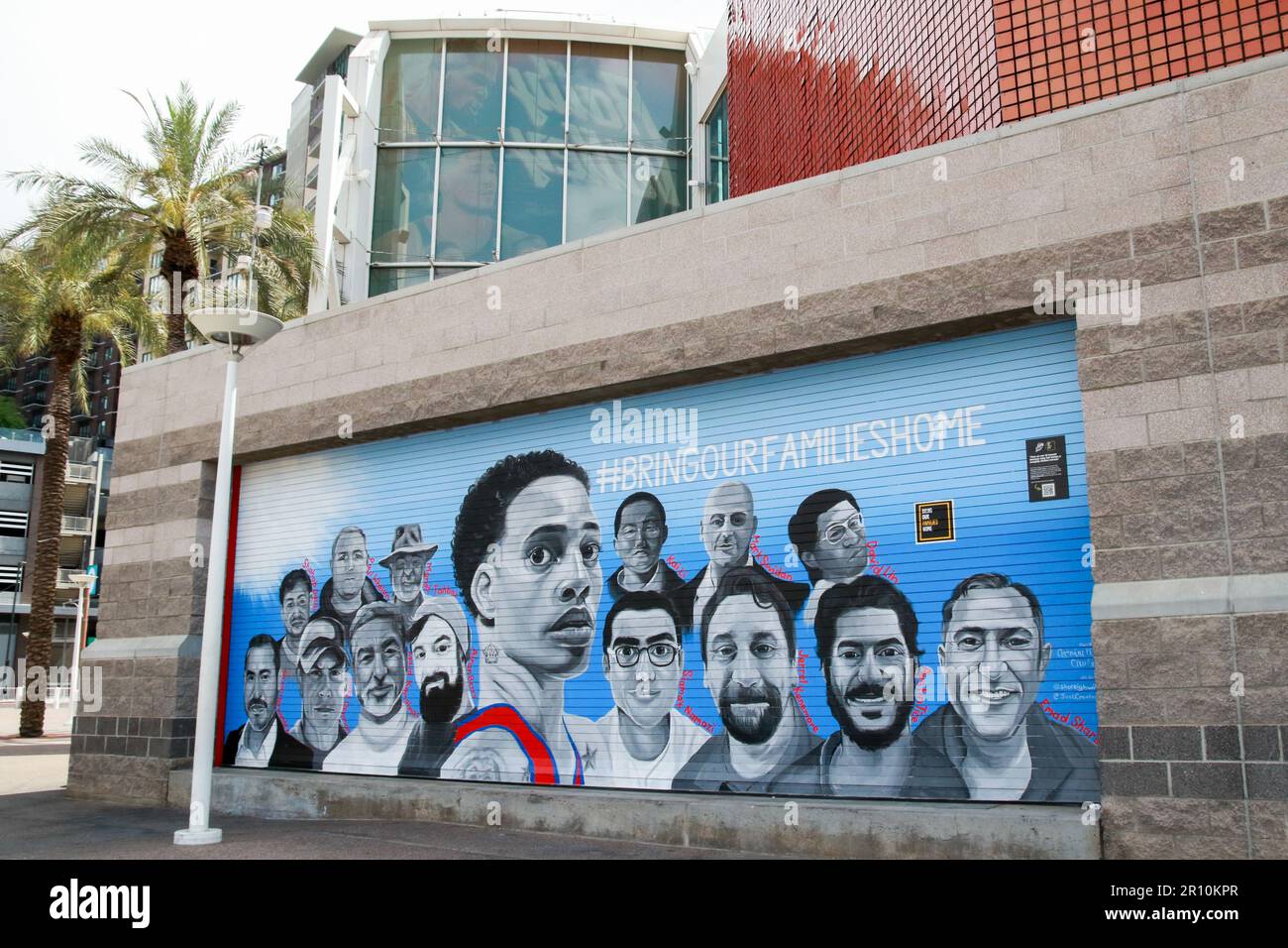 Am 10. Mai 2023 im Footprint Center in Phoenix, Arizona, befindet sich ein 30 Meter großes Wandbild, das die Insassen der Aufsicht darstellt. Das Phoenix Mercury Center Brittany Griner befindet sich in der Mitte des Wandbildes und vierzehn weitere Gefangene, die noch im Ausland festgehalten werden, sind ebenfalls abgebildet. Griner und der Merkur haben sich mit "Bring our Families Home" zusammengetan, um das Bewusstsein für ihre Not zu schärfen, und Griner schwor, anderen Amerikanern zu helfen, die zu Unrecht als inhaftiert gelten. (Foto: Alexandra Buxbaum/Sipa USA) Guthaben: SIPA USA/Alamy Live News Stockfoto