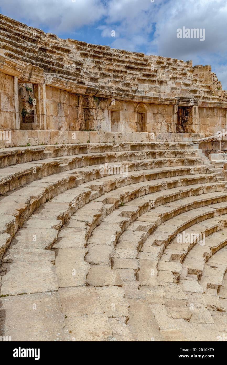 Das Nordtheater in der antiken römischen Stadt Jerash, die größte und am besten erhaltene antike römische Stadt außerhalb Italiens, im nördlichen Jordanien Stockfoto