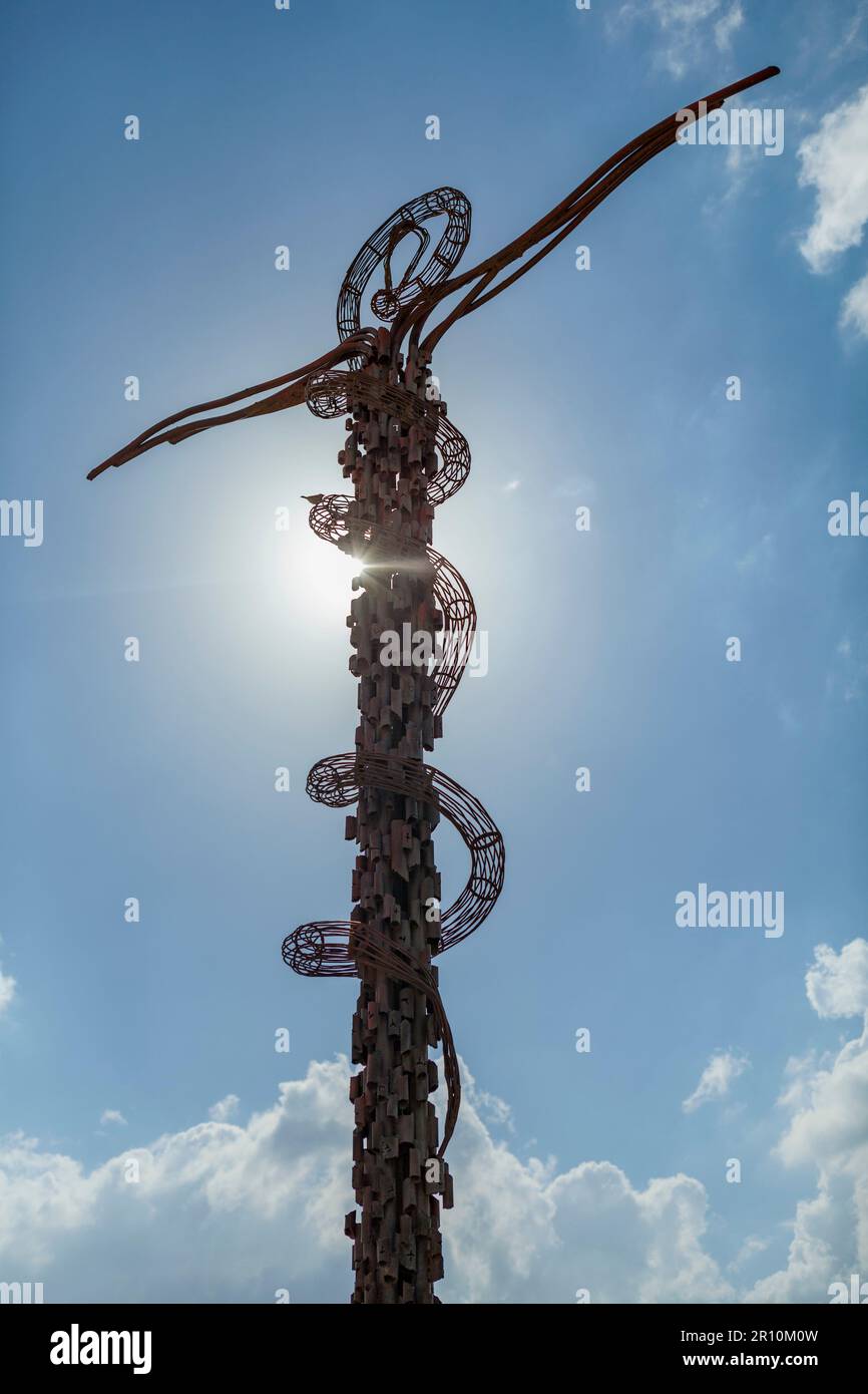 Die Skulptur Brazen Serpent, wo Moses das Gelobte Land sah, am Mount Nebo in Jordanien Stockfoto