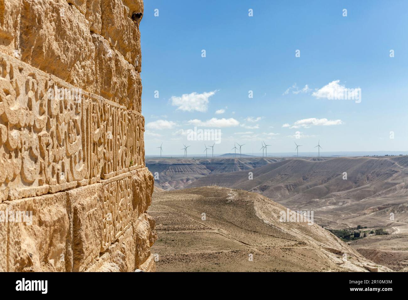 Blick auf die entfernte Windfarm von Shobak Castle, Arabah Valley, Jordanien Stockfoto