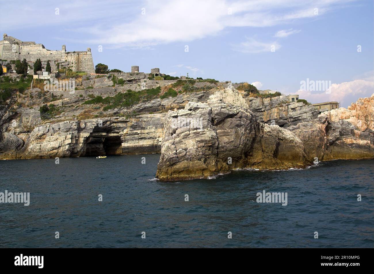 Portovenere, Porto Venere, Italia, Italien, Italien; Malerische Küstenfelsen rund um die Stadt; malerische Küstenfelsen rund um die Stadt Stockfoto