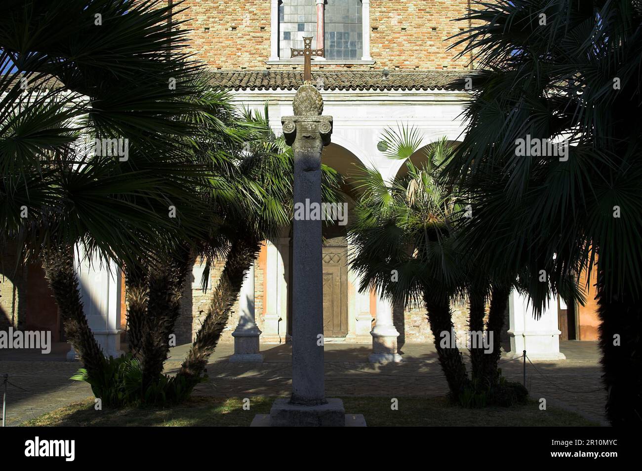 Ravenna, Rawenna, Italia, Italien, Italien; Basilika di Sant'Apollinare Nuovo; Kreuz auf Steinsäule umgeben von Palmen Stockfoto