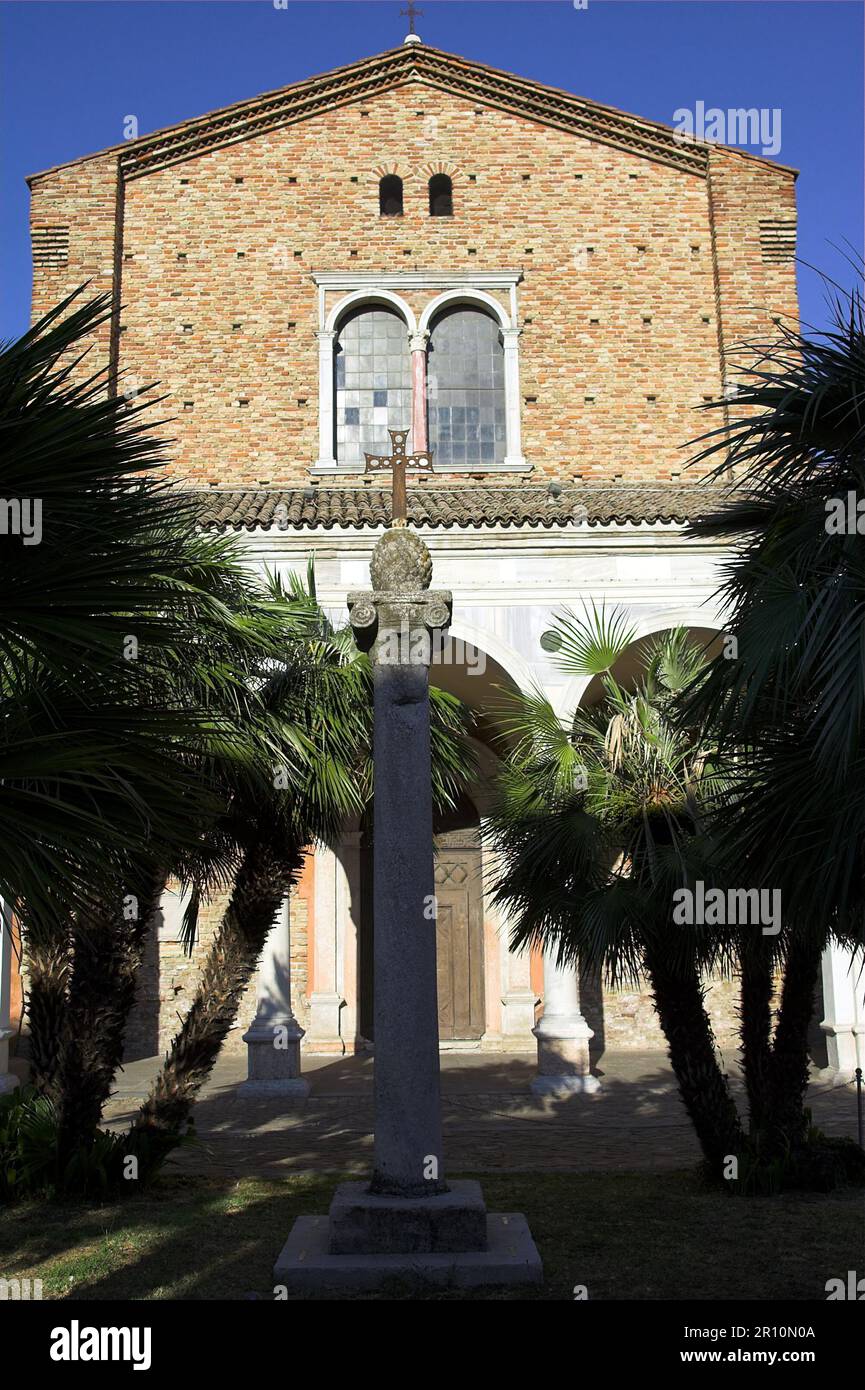 Ravenna, Rawenna, Italia, Italien, Italien; Basilika di Sant'Apollinare Nuovo; Kreuz auf Steinsäule umgeben von Palmen Stockfoto