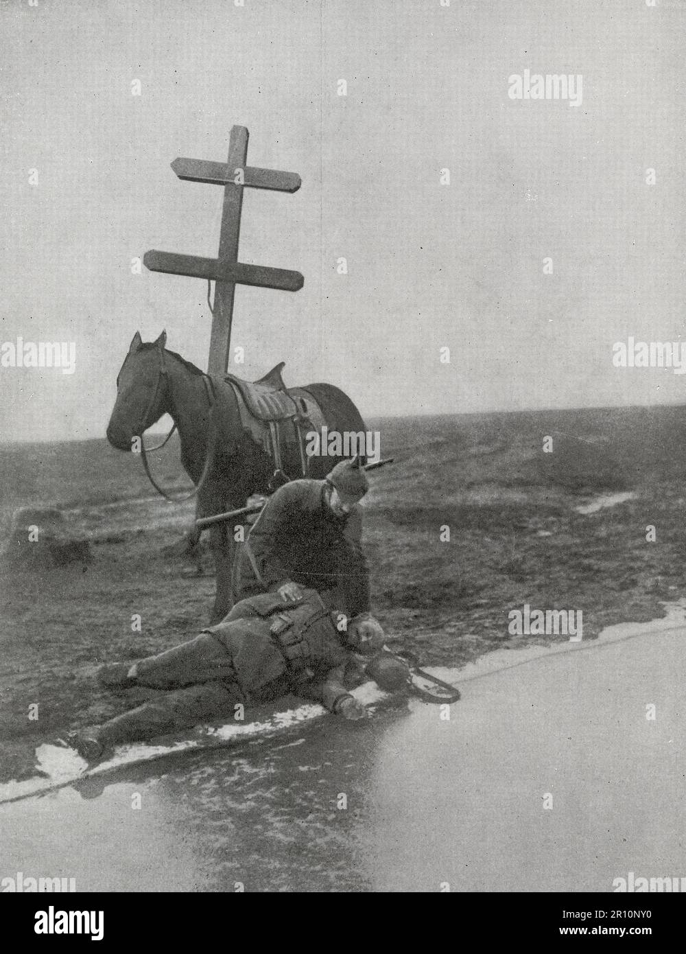 Szenen in Galicien und russischem Polen während des Ersten Weltkriegs - Ein deutscher Pfadfinder findet einen tödlich verwundeten wächter, der zu einem Bach gekrochen war, um seinen Durst zu löschen Stockfoto