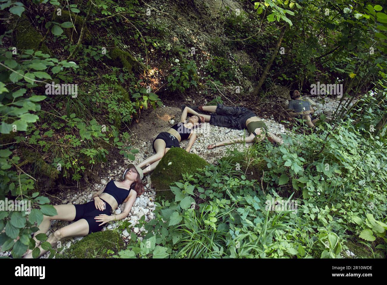 Menschen, die sich als Fluss in den Bergen ausgeben Stockfoto