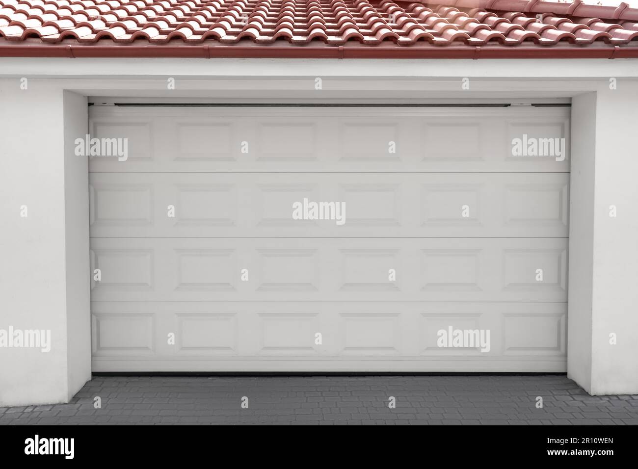 Weiße, moderne Garagentore im Gebäude Stockfoto