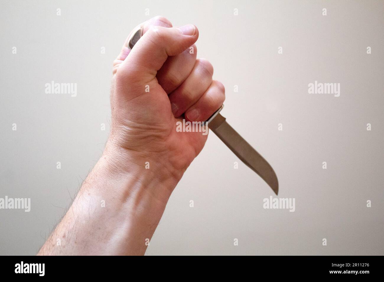 Hand mit Messer Stockfoto