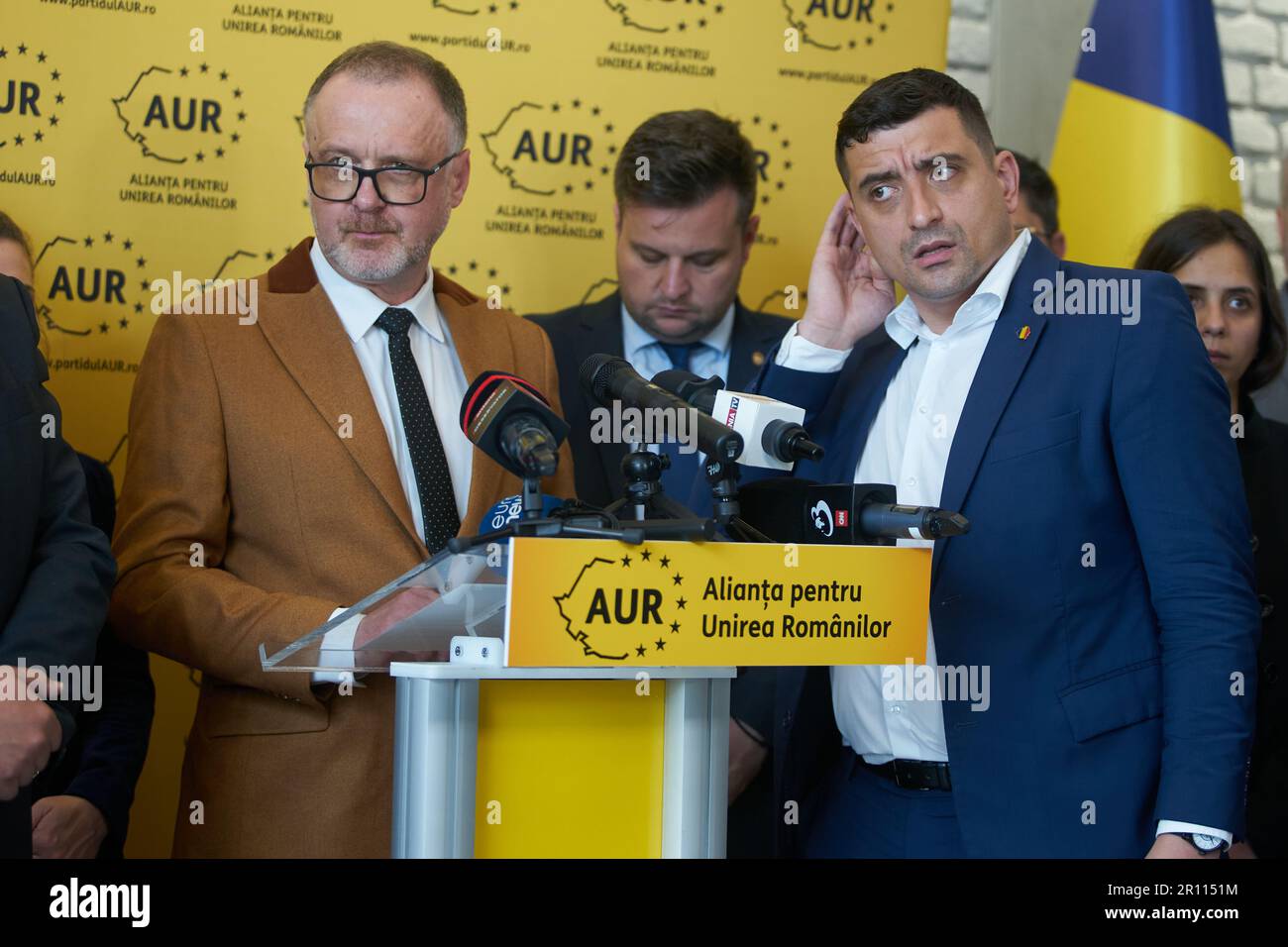 Bukarest, Rumänien. 10. Mai 2023: Sorin Lavric (L), Senator der Allianz für die Vereinigung der Rumänen (AUR), und George Simion (R), Parteivorsitzender, beantworten Fragen von Journalisten auf einer Pressekonferenz, die am 10. Mai 2023 im Parteisitz in Bukarest stattfand. Die Konferenz findet statt, nachdem mehrere gewalttätige Zwischenfälle beim heutigen AUR-Protest im Parlamentspalast stattgefunden haben und ein Parteimitglied an einer Sicherheitskontrolle des Parlaments mit vier Kugeln ohne Patronen erwischt wurde. Kredit: Lucian Alecu/Alamy Live News Stockfoto