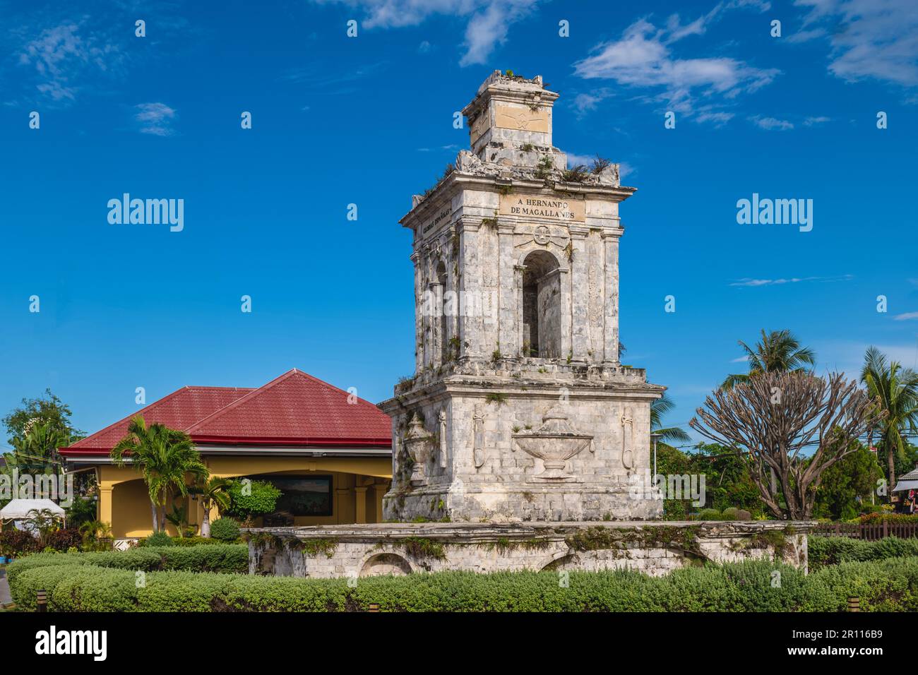 Mactan Shrine, auch bekannt als Liberty Shrine, ein Gedenkpark auf Mactan in Lapu Lapu City, Cebu, Philippinen. Übersetzung: Spanische Glories Stockfoto
