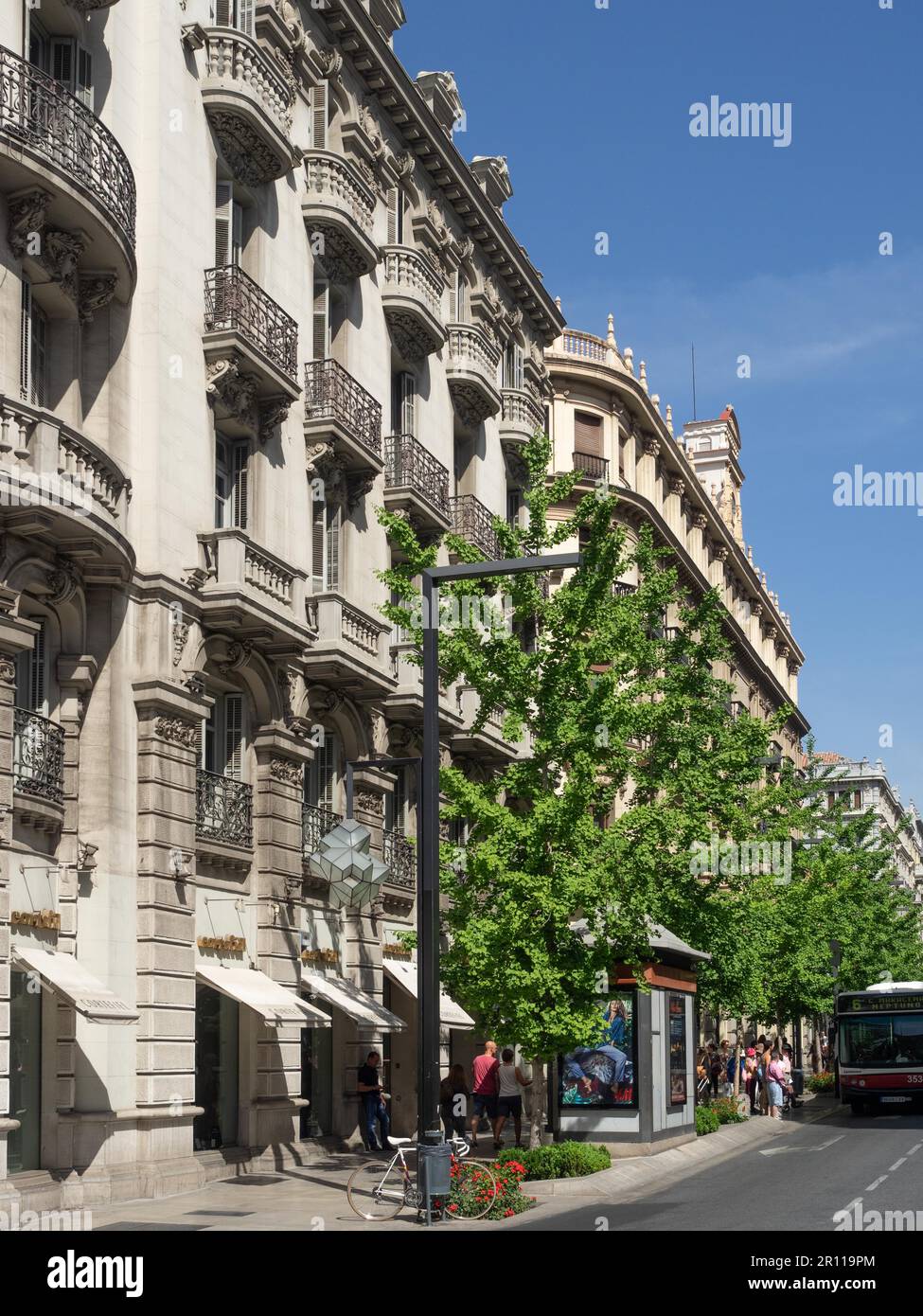 GRANADA, ANDALUCIA, SPANIEN - MAI 7 : typisches Gebäude in Granada Spanien am 7. Mai 2014. Nicht identifizierte Personen Stockfoto