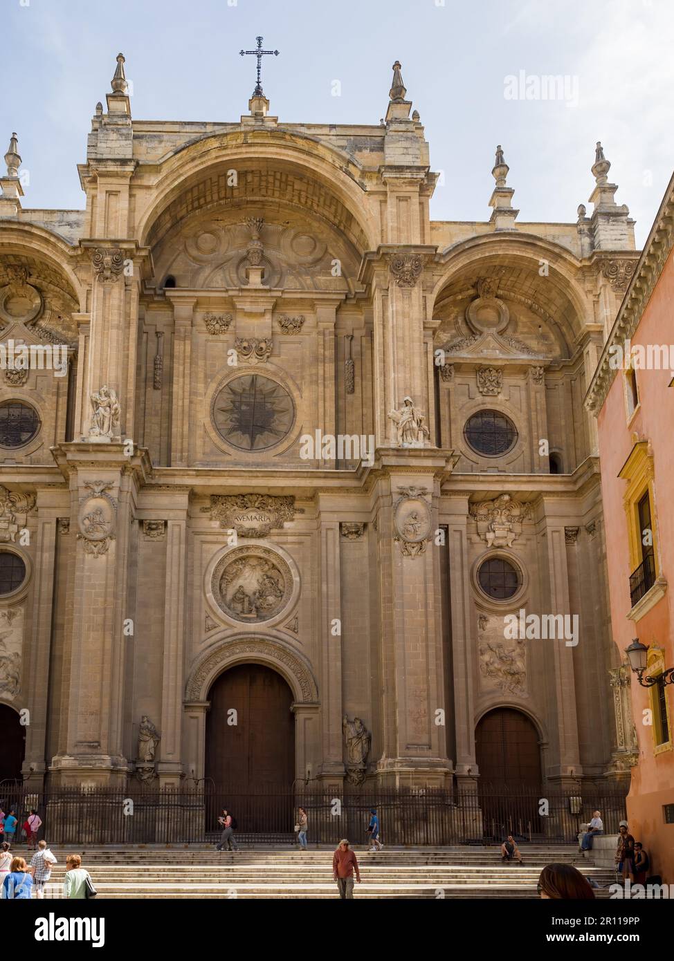 GRANADA, ANDALUSIEN, SPANIEN - MAI 7 : Außenansicht der Kathedrale von Granada in Andalusien, Spanien am 7. Mai 2014. Nicht identifizierte Personen Stockfoto