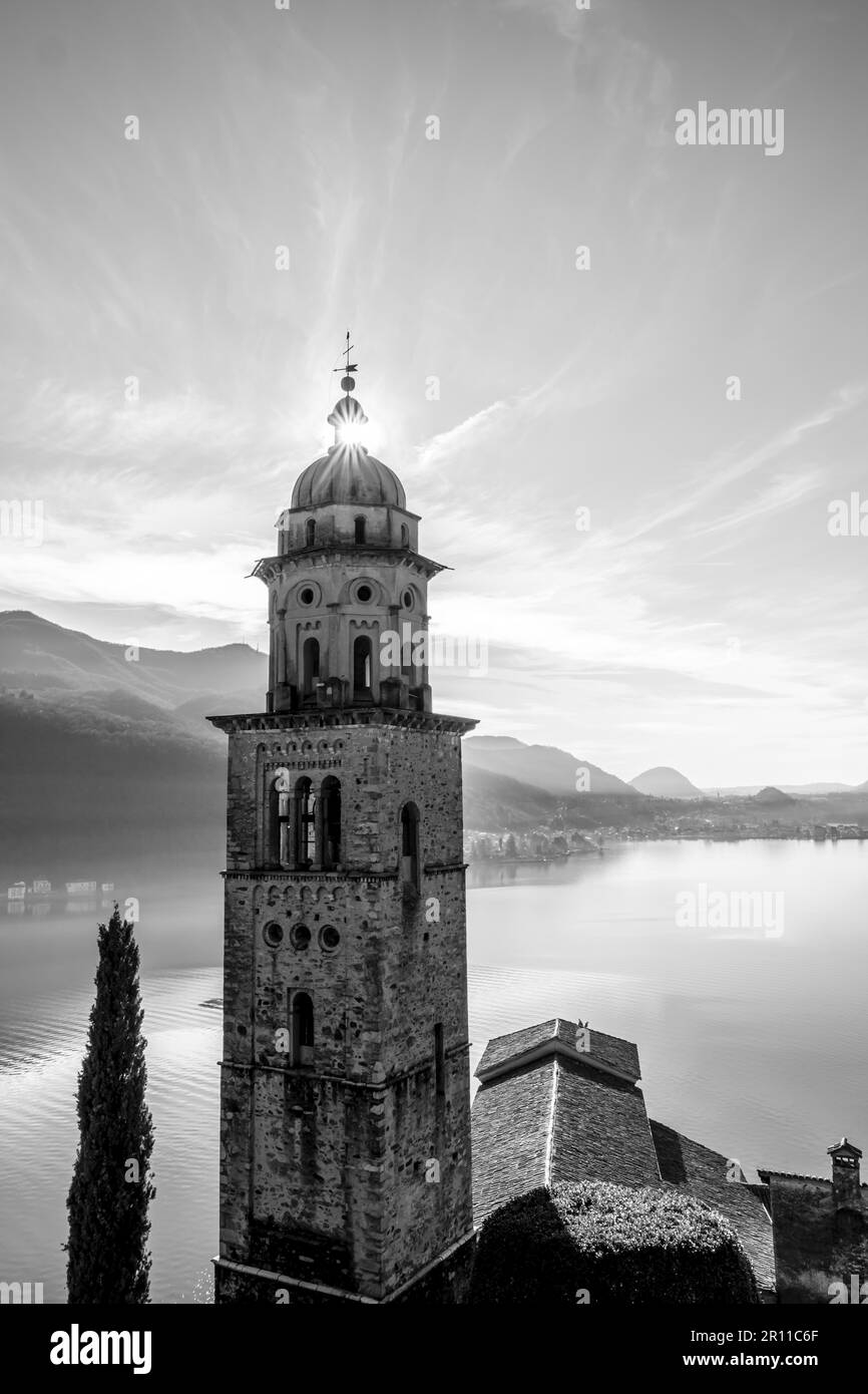 Kirchturm Santa Maria del Sasso mit Sonnenlicht und Berg auf dem Luganer See in Morcote, Tessin in der Schweiz Stockfoto