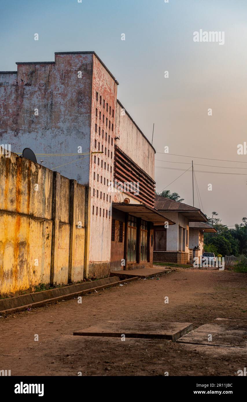 Art déco-Gebäude, Mbanza Ngungu, DR Kongo Stockfoto
