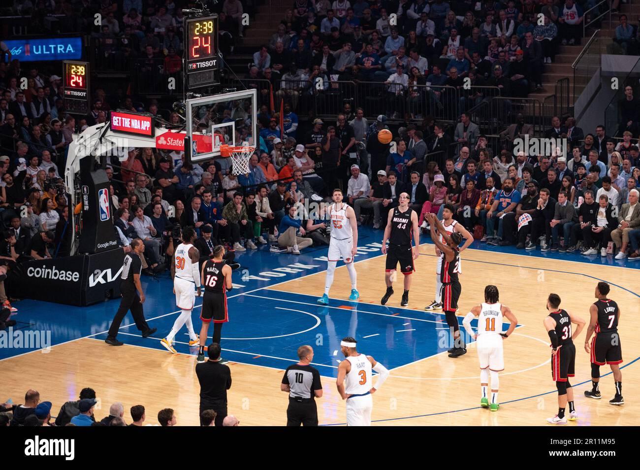 NEW YORK, NY - MAI 10: Jimmy Butler #22 der Miami Heat schießt den Ball während des Spiels fünf der Eastern Conference Semifinals in den NBA-Playoffs 2023 gegen die New York Knicks im Madison Square Garden am 10. Mai 2023 in New York/NY. (Foto: Stephen Nadler/PxImages) Stockfoto