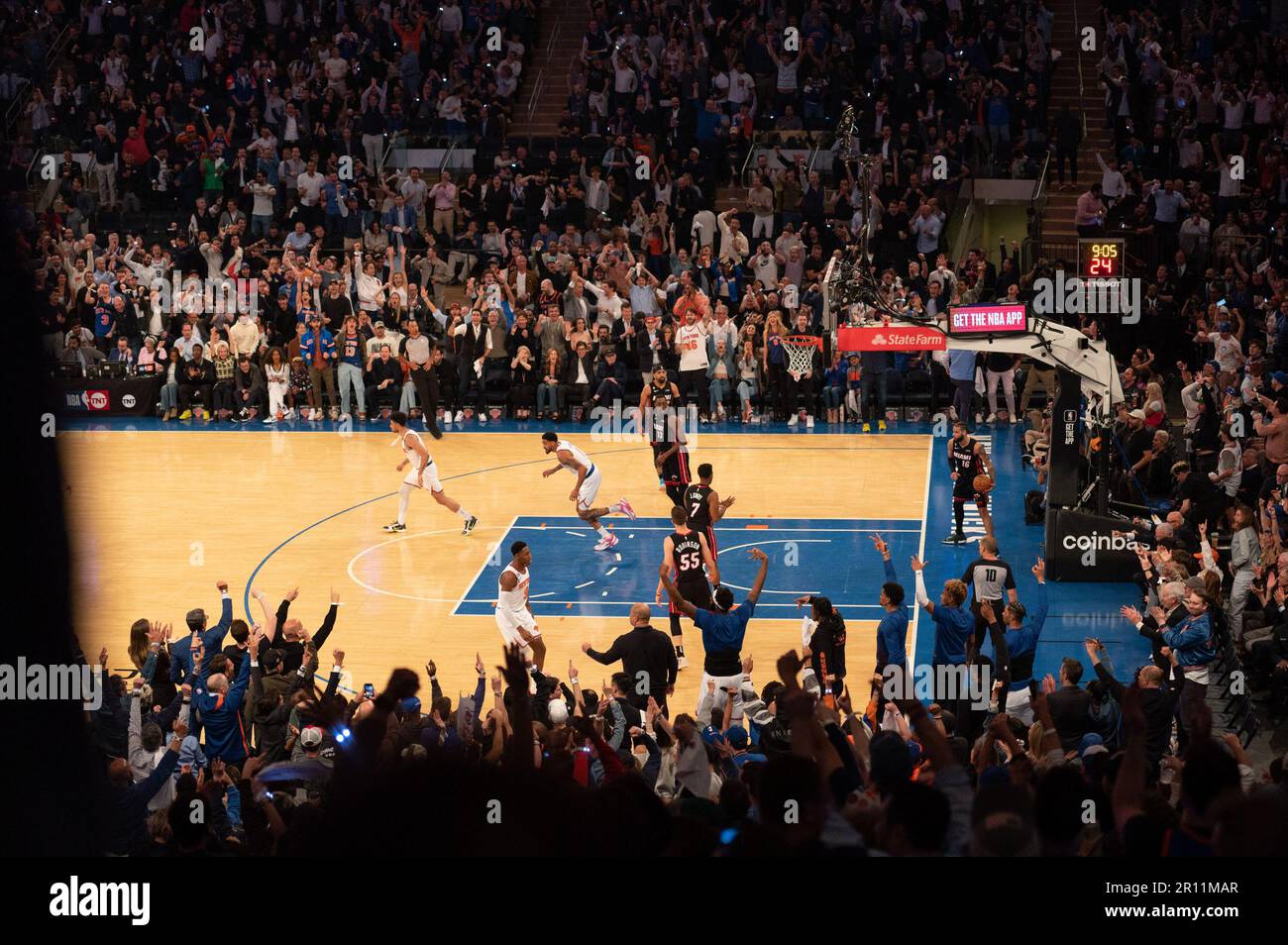 NEW YORK, NY - MAI 10: Ein allgemeiner Überblick über das Spiel fünf der Eastern Conference Semifinals in den NBA-Playoffs 2023 zwischen dem New York Knick und Miami Heat im Madison Square Garden am 10. Mai 2023 in New York/NY. (Foto: Stephen Nadler/PxImages) Stockfoto