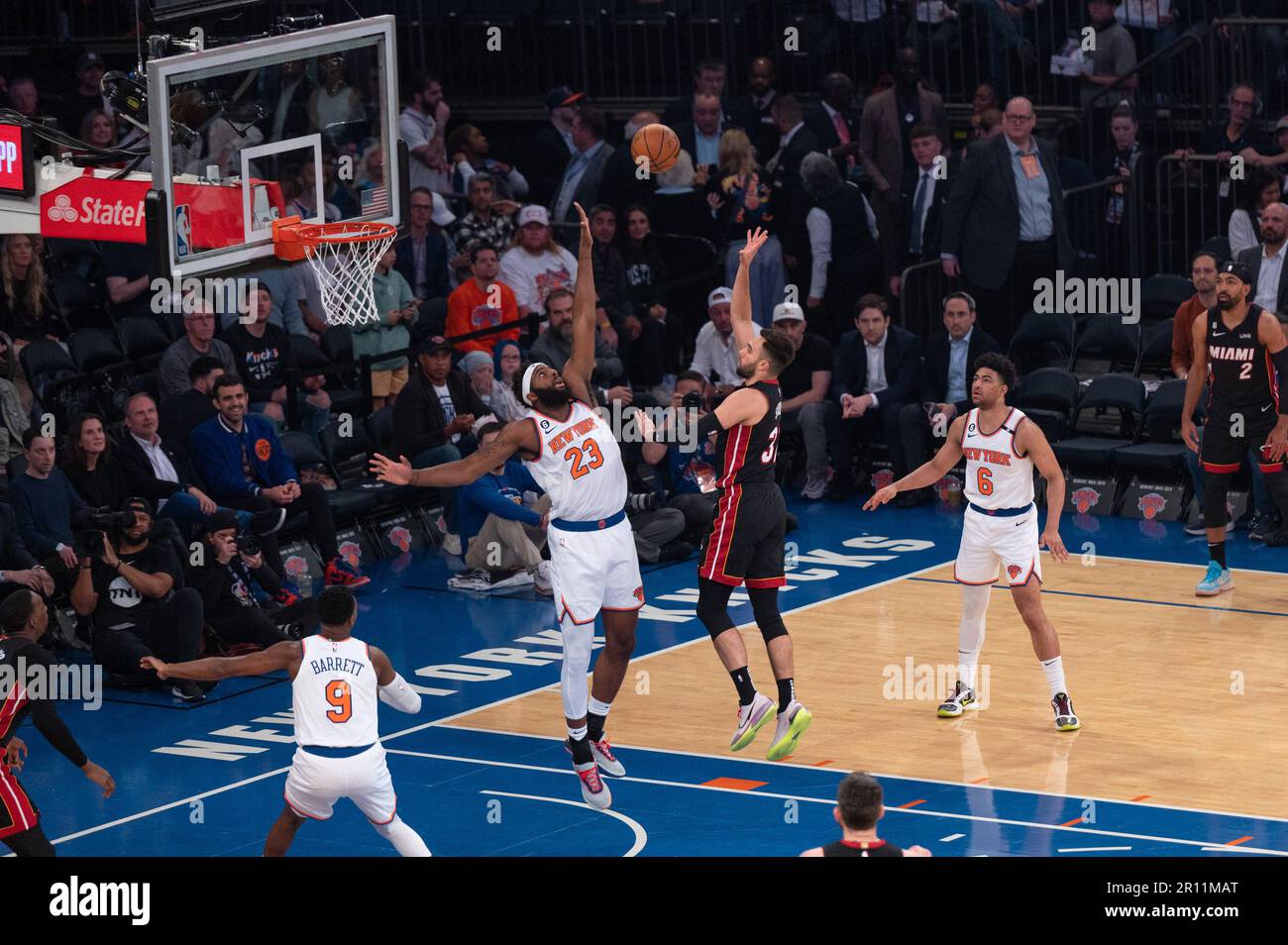 NEW YORK, NY - MAI 10: Max Strus #31 der Miami Heat schießt den Ball während des Spiels fünf der Eastern Conference Semifinals in den NBA-Playoffs 2023 gegen die New York Knicks im Madison Square Garden am 10. Mai 2023 in New York/NY. (Foto: Stephen Nadler/PxImages) Stockfoto