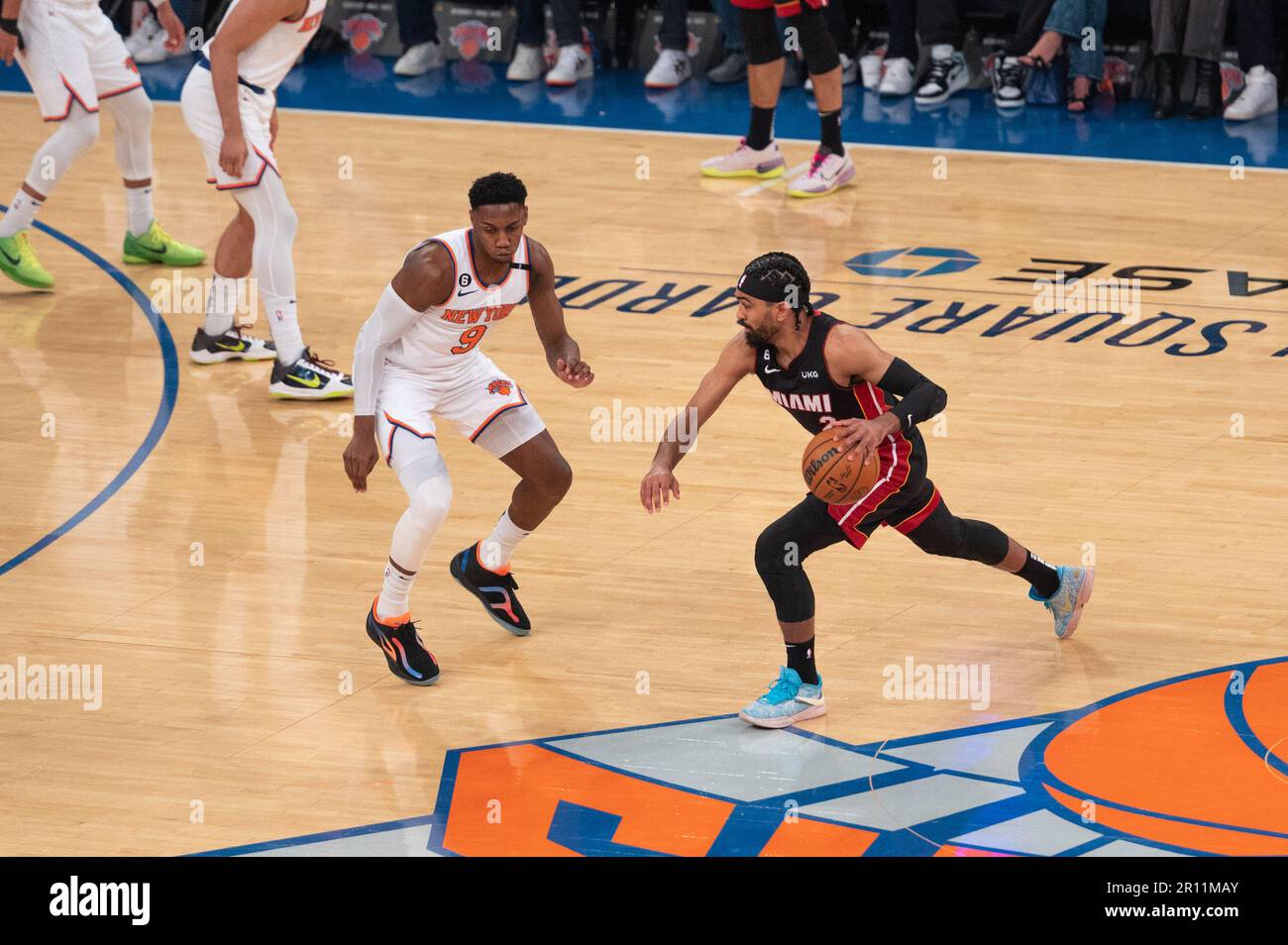 NEW YORK, NY - MAI 10: Jimmy Butler #22 der Miami Heat dribbelt während des Spiels fünf der Eastern Conference Semifinals in den NBA-Playoffs 2023 gegen die New York Knicks im Madison Square Garden am 10. Mai 2023 in New York/NY. (Foto: Stephen Nadler/PxImages) Stockfoto