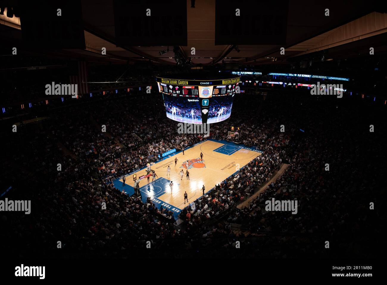 NEW YORK, NY - MAI 10: Ein allgemeiner Überblick über das Spiel fünf der Eastern Conference Semifinals in den NBA-Playoffs 2023 zwischen dem New York Knick und Miami Heat im Madison Square Garden am 10. Mai 2023 in New York/NY. (Foto: Stephen Nadler/PxImages) Stockfoto