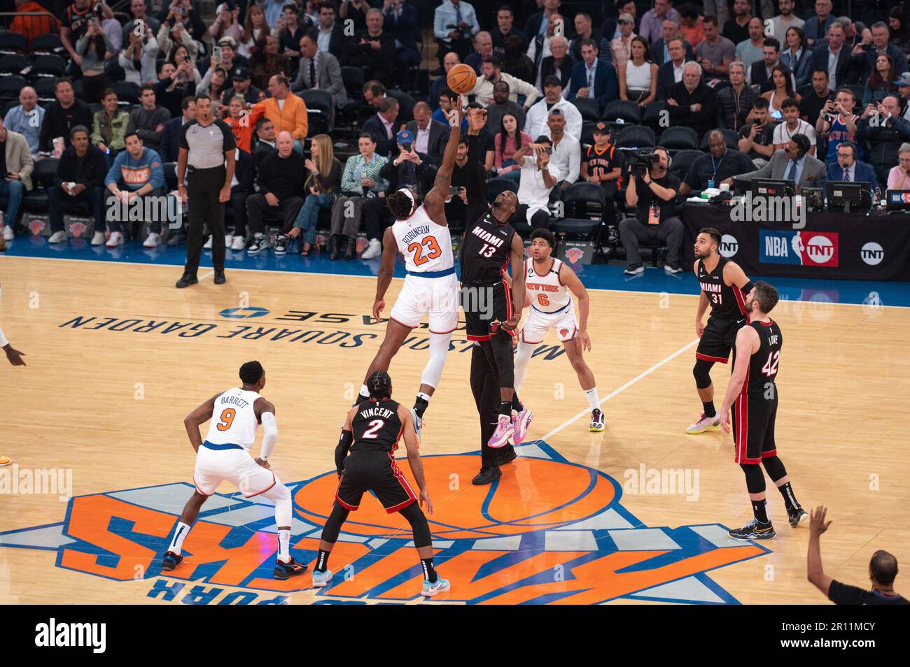 NEW YORK, NY - MAI 10: BAM Adebayo #13 der Miami Heat Battle-Spiele um den Ball mit Mitchell Robinson #23 der New York Knicks während des Spiels fünf der Eastern Conference Semifinals in den NBA-Playoffs 2023 im Madison Square Garden am 10. Mai 2023 in New York/NY. (Foto: Stephen Nadler/PxImages) Stockfoto