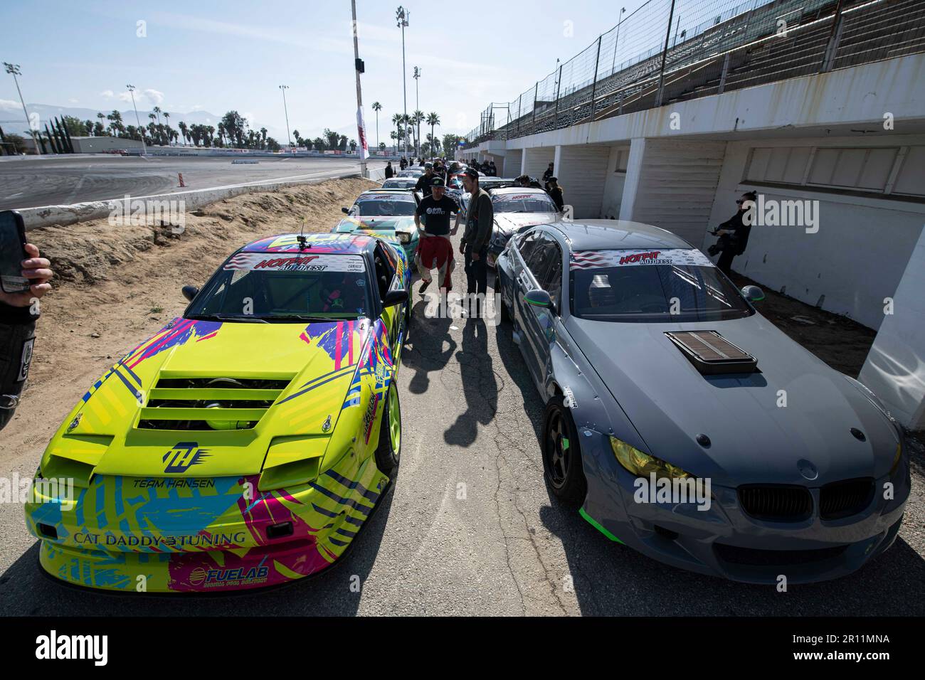 Fahrer von Drift Car, die im Rennwettbewerb „Hotpit Autofest Drifting“ gegeneinander antreten, sitzen in den Bühnen und warten auf den offiziellen Aufwärmstart, bevor der Wettkampf beginnt. Fahrer von Drift Car treffen sich in Los Angeles für die zweite Runde des Wettbewerbs auf der HotPit Autofest auf dem Orange Show Speedway in San Bernardino, Kalifornien Beginnend mit 32 Pro Level Drift-Wettbewerbern, kämpften Drives jede Runde gegen sie und demonstrierten dabei Geschwindigkeit und Stil, um in jeder Runde die meisten Punkte zu erreichen. Nach einem langen Ereignis voller Herausforderungen durch kaputte Fahrzeuge und unvorhergesehene Probleme, war Rome Charpentier abl Stockfoto